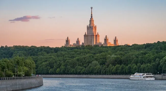 Главное здание МГУ на закате