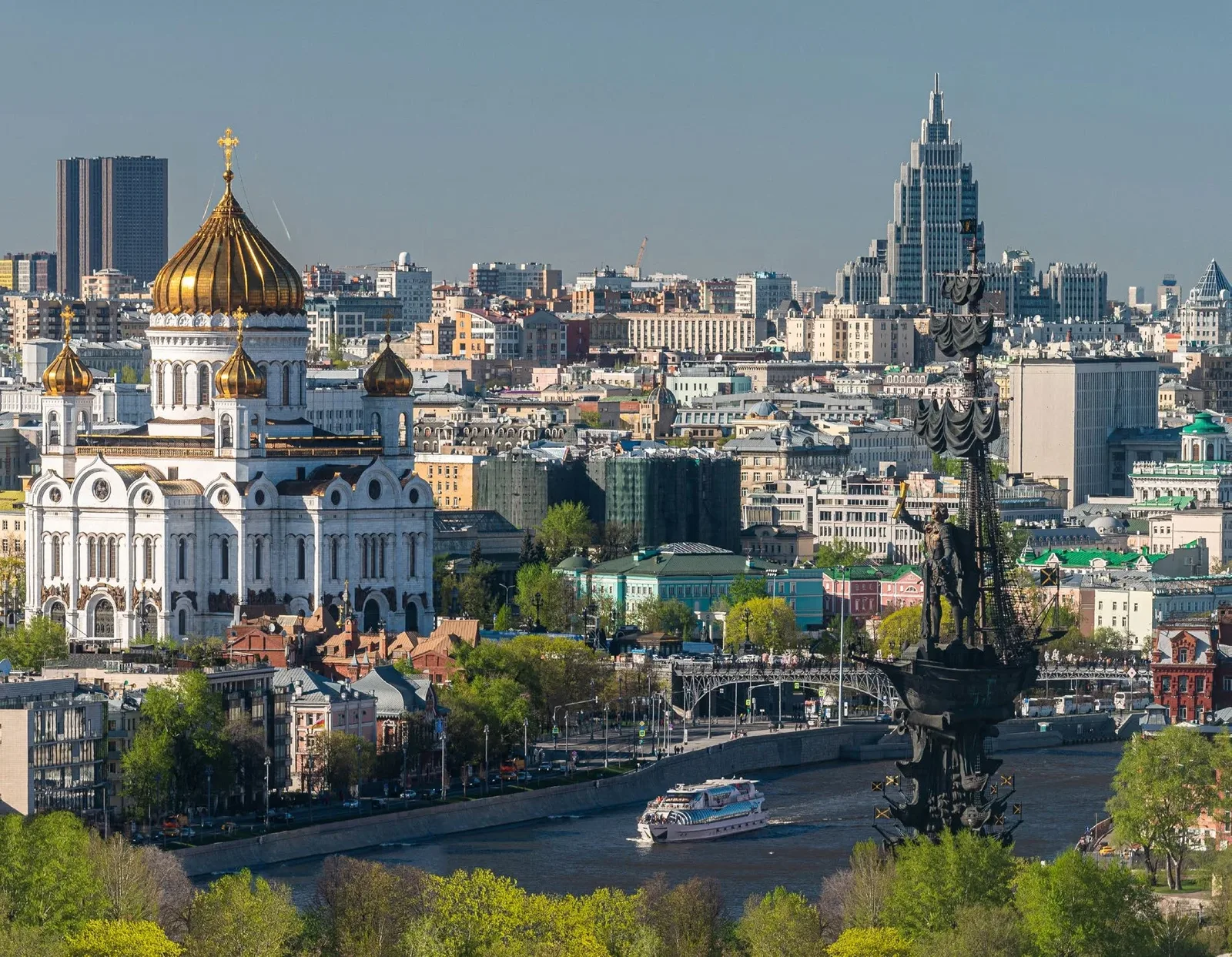 Вид на Храм Христа Спасителя и памятник Петру I с Патриаршего моста